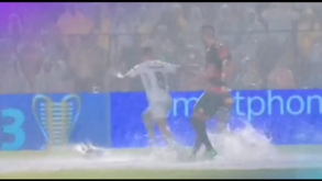 Tempestade deixou relvado neste estado e... ainda tentaram continuar a jogar