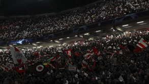 Adepto do Ajax pode enfrentar 40 meses de prisão por uso de pirotecnia em jogo com o Benfica