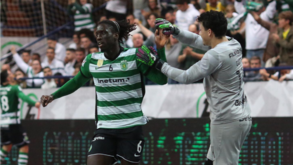 Futsal: a festa de jogadores e adeptos do Sporting após a vitória sobre o Sp. Braga nos penáltis