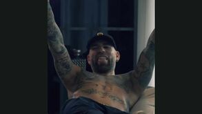 Otamendi tatuou Messi e o avançado ficou boquiaberto: «Vi coisas espectaculares mas um colega meu fazer isto...»