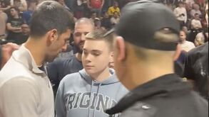 Jovem encontra cartão de crédito de Djokovic, devolve-o e acaba... com várias notas no bolso