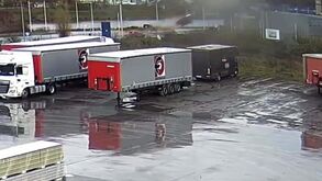 Assustador: carro de ex-jogador da Lazio 'sai a voar' a mais de 200 km/h após bater numa rotunda