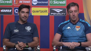 Abel Ferreira interrompe conferência e faz pergunta ao árbitro: «Quantos amarelos e vermelhos já me deu?»