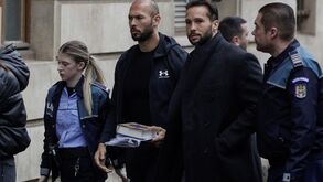 Andrew Tate e o irmão vão ser libertados da prisão na Roménia