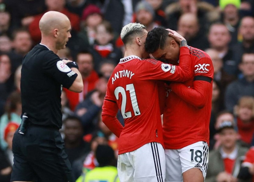 Manchester United arranca empate e garante título inglês