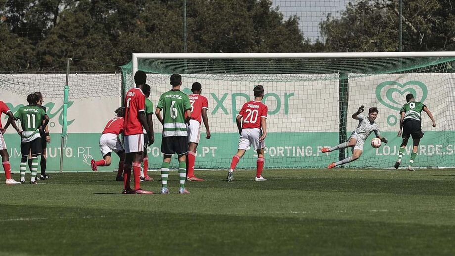 Benfica desviou-o do FC Porto e agora defendeu dois penáltis do Sporting: Leonardo Lopes, o 'gigante' que promete