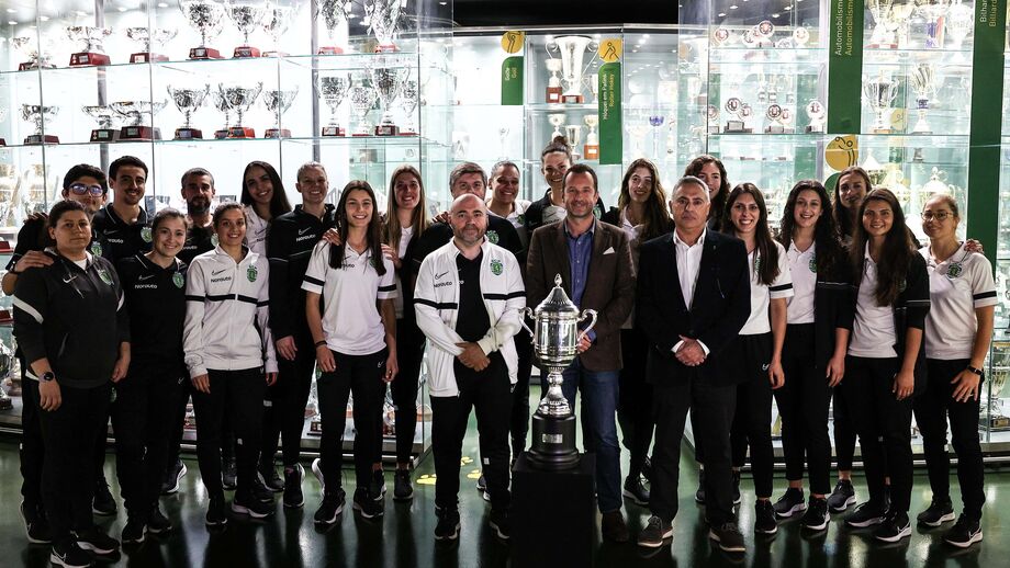 Frederico Varandas recebe troféus de voleibol e râguebi feminino no Museu Sporting