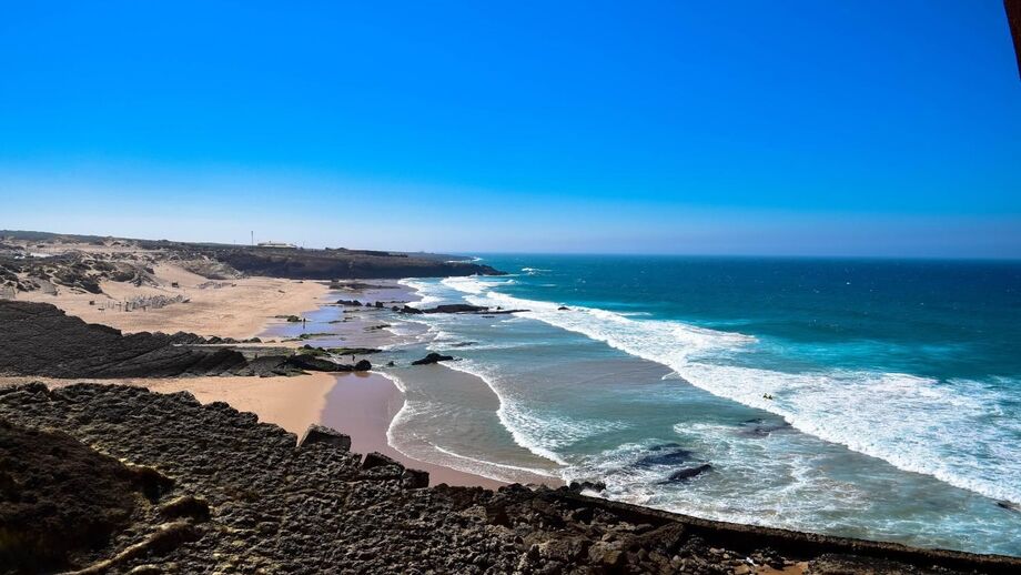 Surfistas em risco de afogamento no Guincho resgatados por embarcação salva-vidas