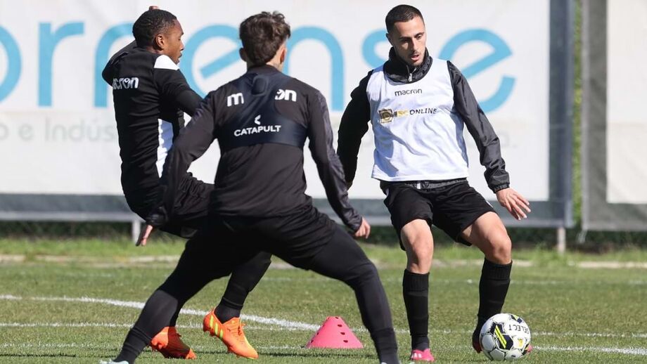 Lelo (à direita) em ação no treino do Casa Pia