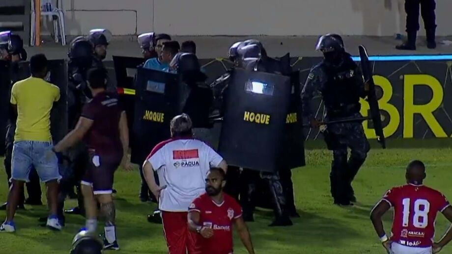 Adeptos do clube da casa também tentaram agredir o treinador português