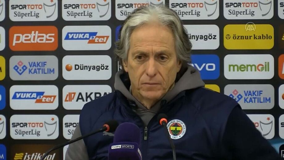 Fenerbahçe venceu Kayserispor mas treinador português não poupou nas críticas