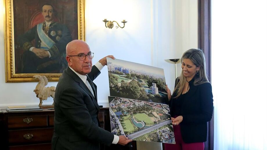 Presidente da AF Porto José Manuel Neves e Vereadora do Deporto da CM Porto Catarina Araújo assinaram parcela cedida pela CM Porto