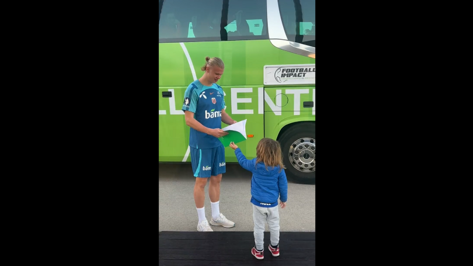 Momento de ternura entre o jogador e uma criança durante a concentração da seleção norueguesa