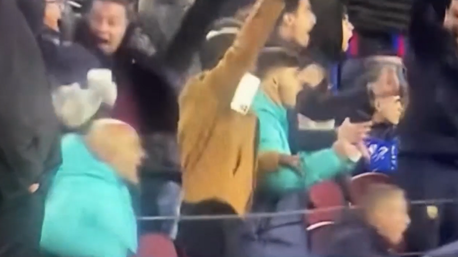 Momento de pura efusividade do extremo acabou com o aparelho... no chão