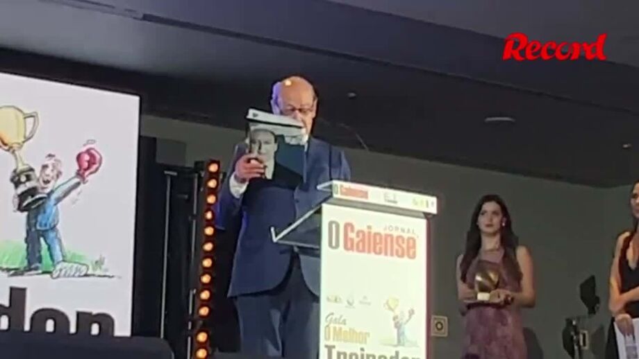 Presidente portista preparava-se para ler uma página que dedicou a Fernando Gomes no seu livro quando se emocionou