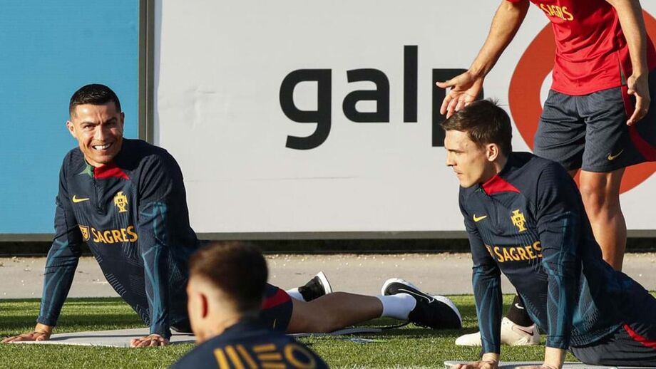 Cristiano Ronaldo sorridente durante os exercícios