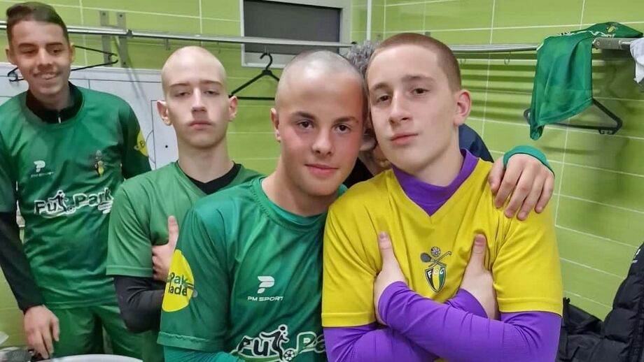 Jovens jogadores do Cortegaça rapam cabelo num ato de solidariedade