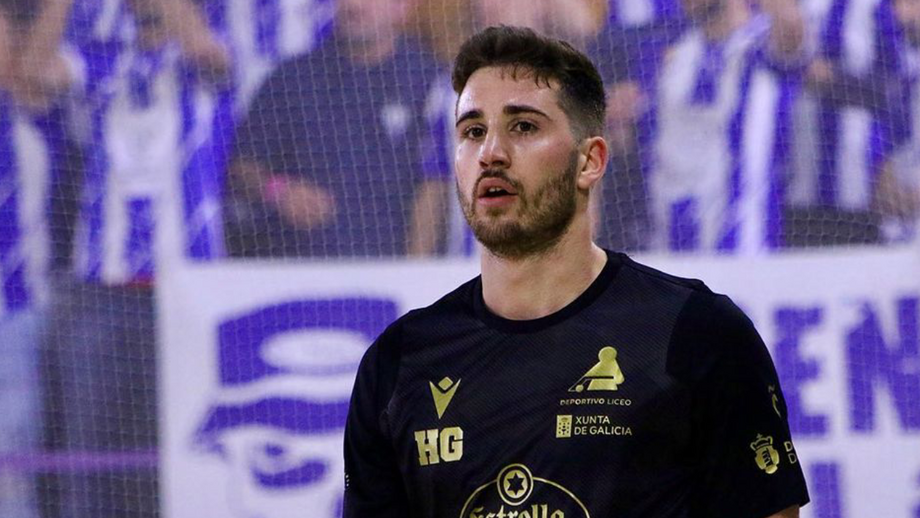 Cantor Bruno Di Benedetto a caminho da Oliveirense