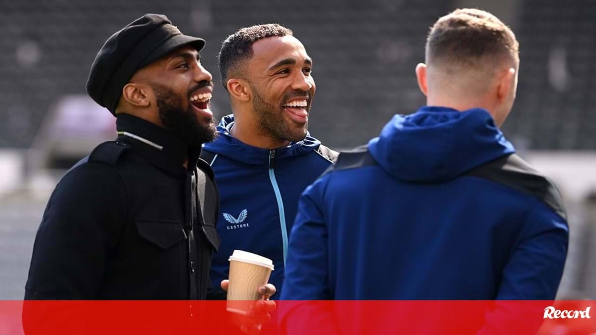 Danny Rose da Inglaterra disputa a bola com jogador do Panama realizada  neste domingo, 24, no