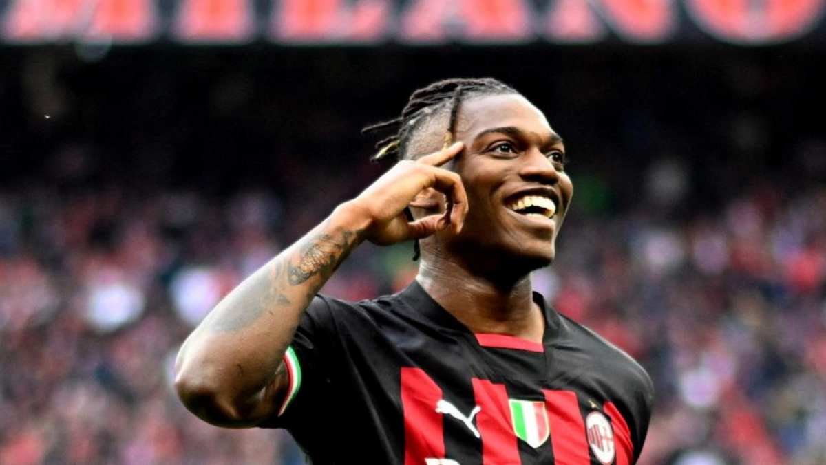 SIC Notícias - Nos campos de futebol é Rafael Leão, jogador do AC Milan e  da seleção portuguesa, no mundo das 'rimas e batidas' é Way 45, que edita  na sexta-feira o