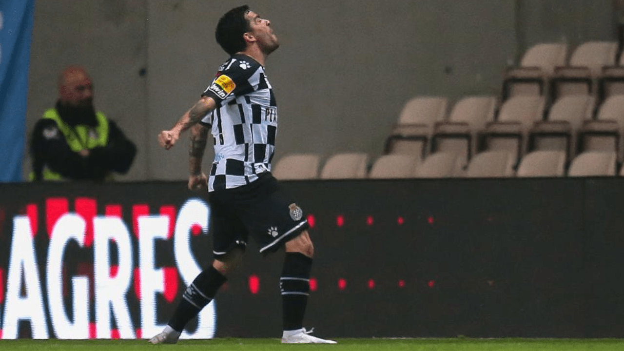 Salvador Agra: «Conseguimos empatar, mas por poucos centímetros não foi  validado» - Boavista - Jornal Record