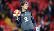 Guarda-redes: Iker Casillas - O antigo guarda-redes do Real Madrid é considerado um dos melhores da história da Liga dos Campeões. Ajudou a equipa a vencer a competição em três ocasiões e não sofreu golos em duas das finais.