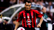 Lateral-direito: Cafu - O lateral-direito brasileiro integrou a equipa do Milan que conquistou a Liga dos Campeões em 2007. Também foi campeão da competição com a Roma em 2001 e vice-campeão com o Milan em 2005.