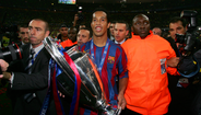 Extremo-esquerdo: Ronaldinho - O craque brasileiro venceu a competição com o Barcelona em 2006 e era conhecido pelos dribles excecionais, pela criatividade e capacidade de marcar golos espetaculares.