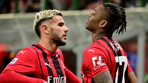 Adeptos do Nápoles insultaram Theo Hernández em foto com o filho e Rafael Leão reagiu assim