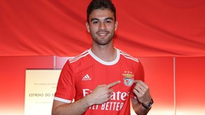 Guarda-redes de 19 anos renova contrato com o Benfica