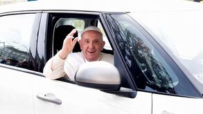 «Ainda estou vivo, não tive medo»: Papa Francisco já saiu do hospital