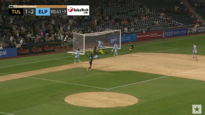 Um 'frango', um empate nos descontos e um campo 'malhado': eis um jogo de futebol nos Estados Unidos