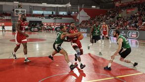 Benfica 'dispara' na reta final e vence Sporting na Luz