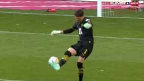 Inacreditável: Upamecano fez passe do meio-campo e a bola acabou na baliza com Kobel mal na fotografia