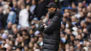 Jürgen Klopp atingido por objeto após ataque ao autocarro do Liverpool: Man. City já condenou