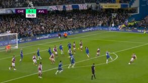 De primeira e do 'meio da rua': o golaço de John McGinn frente ao Chelsea