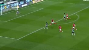 Erro do Santa Clara aproveitado pelo Sporting: Trincão finalizou com remate colocado