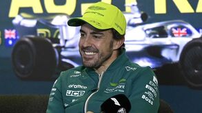 Fernando Alonso e os toques de Carlos Sainz nas curvas: «Devo ser atraente...»