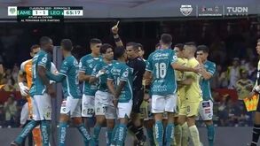 Árbitro agride jogador com joelhada no México