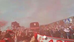 «Benfica, dá-me o 38!»: mar vermelho quase engoliu o autocarro da equipa à chegada ao Estádio dos Arcos