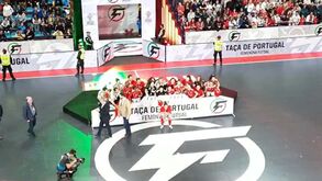 A festa do Benfica após erguer a Taça de Portugal feminina