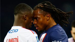 Renato Sanches e Kumbedi 'pegados' no PSG-Lyon: jogadores chegaram a encostar cabeças