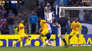 O lance do segundo amarelo e consequente vermelho para Lucas Ventura no FC Porto-Portimonense