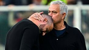 Adeptos da Roma insultam treinador da Sampdoria e Mourinho manda-os calar: «É meu amigo»