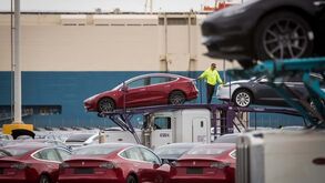 Tesla fecha trimestre com recorde de entregas de veículos. Mas ainda não chega...