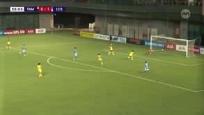 Quando o defesa perde o sentido de orientação... sai um autogolo destes