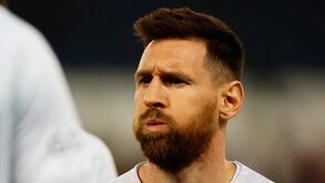 Adeptos do PSG assobiam Messi durante o anúncio das equipas no Parque dos Príncipes