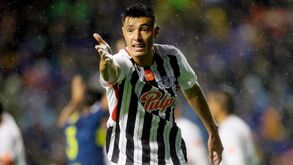 Ex-Benfica Oscar Cardozo marcou 4 golos na 1.ª parte e neste penálti mostrou como se 'fuzila' o guarda-redes