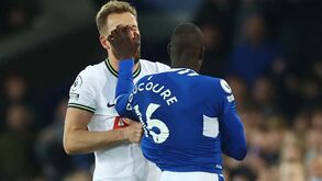 Perdeu a cabeça e acabou expulso: a agressão de Doucouré a Kane no Everton-Tottenham