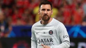 «Os assobios a Messi são um insulto ao futebol e ele devia deixar o PSG»